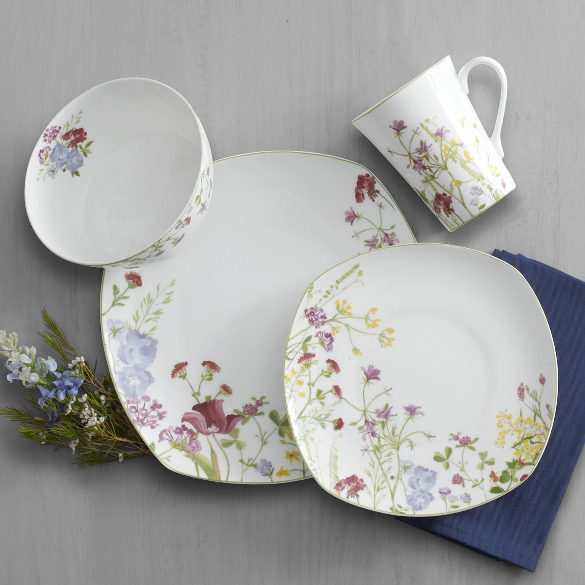 16-Piece Bone China Dinnerware Set Service for 4 M7470